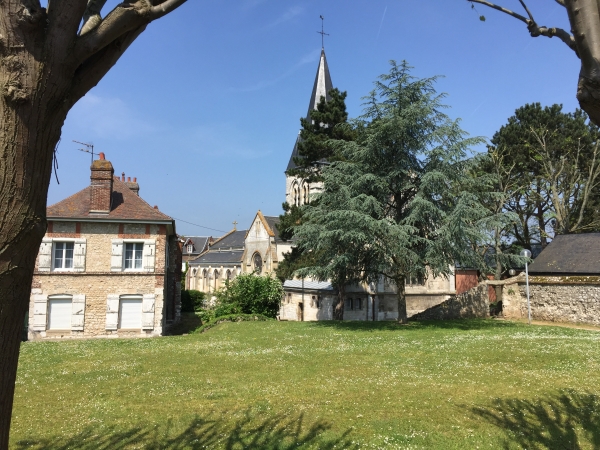 Grand-Couronne, l'église Saint-Martin vue de la rue Désiré Granet.